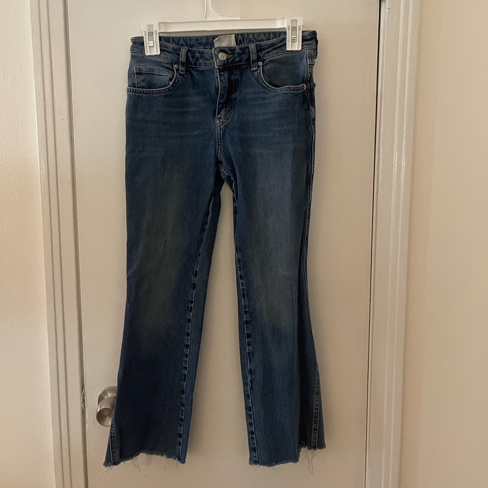 FREE PEOPLE - mid rise cropped blue jeans